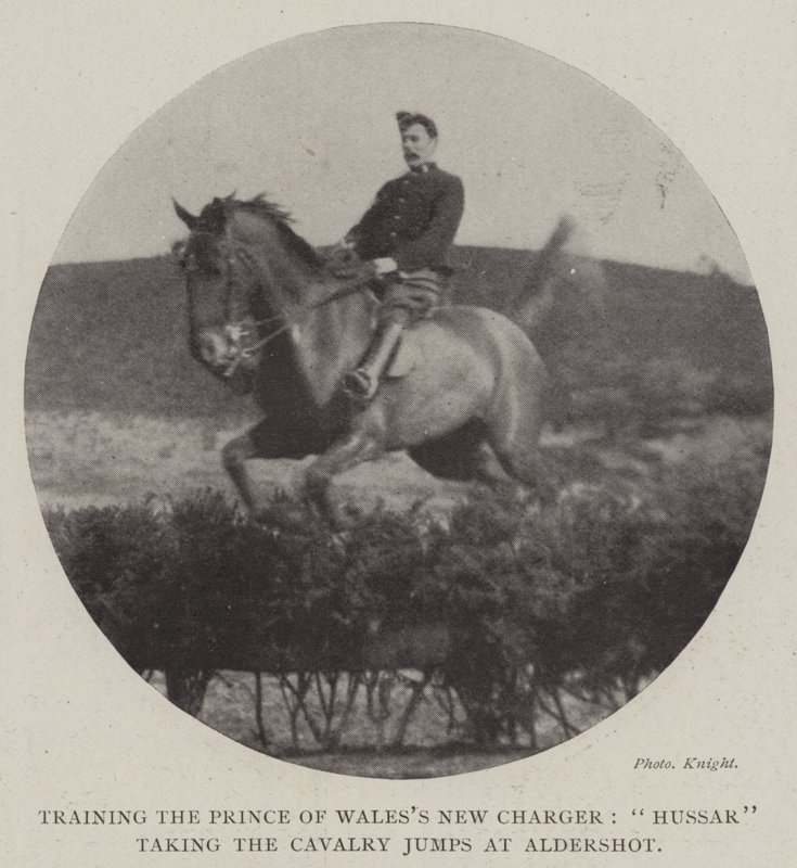 Entraînement du nouveau cheval du prince de Galles, hussard prenant les sauts de cavalerie à Aldershot - English Photographer
