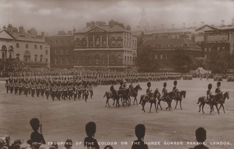 Défilé des couleurs sur la Horse Guards Parade, Londres - English Photographer