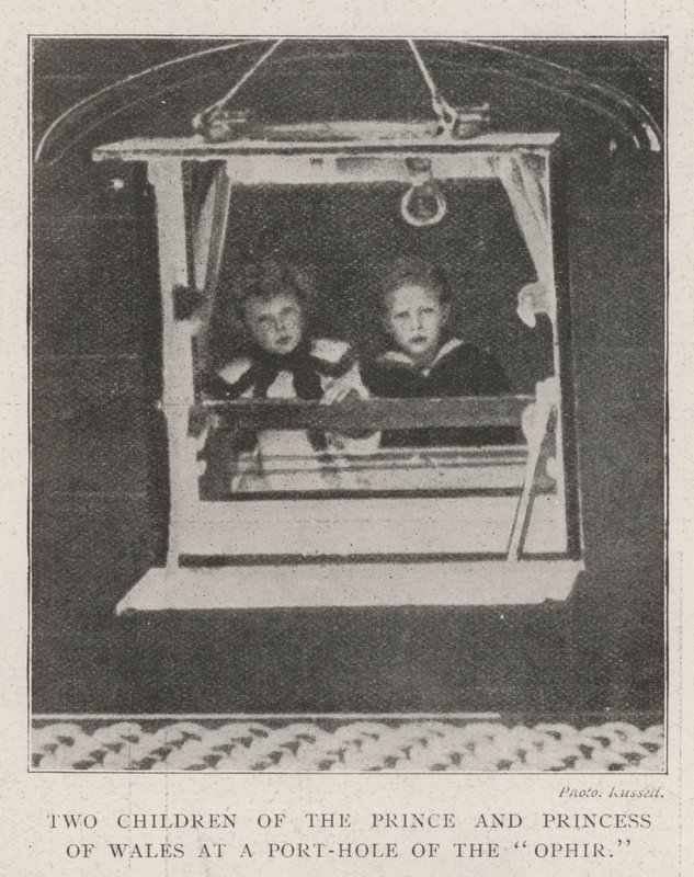 Deux enfants du prince et de la princesse de Galles à un hublot de l
