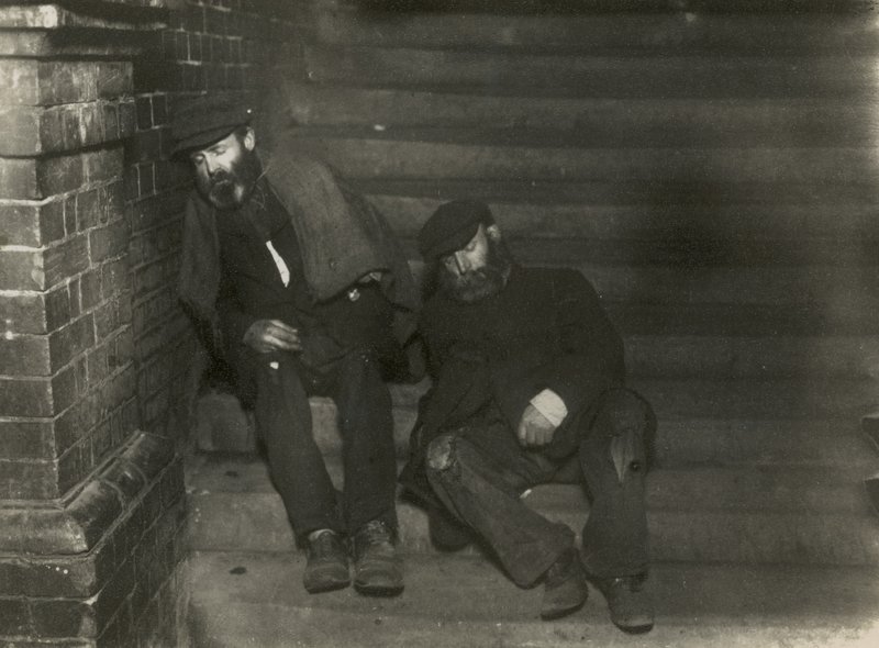 Deux sans-abri dormant sur des marches - English Photographer
