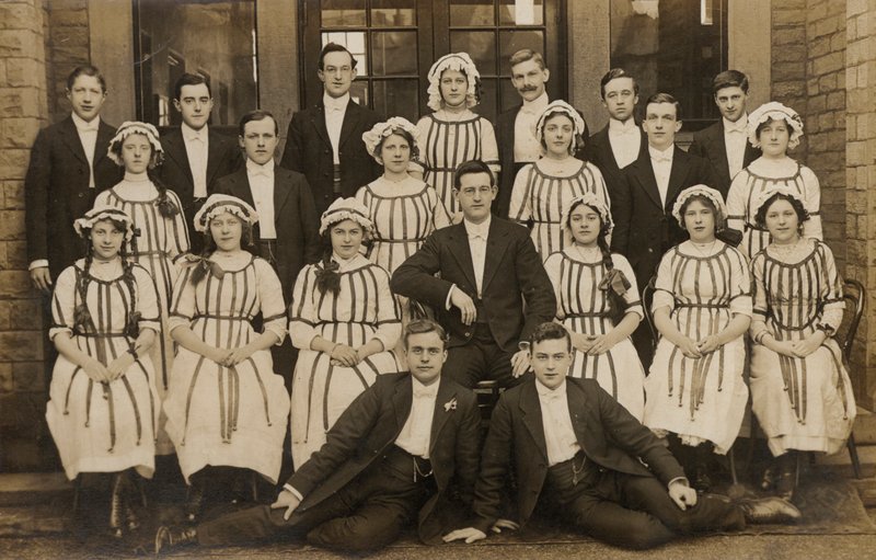 Groupe inhabituel de jeunes hommes et femmes, début du XXe siècle - English Photographer
