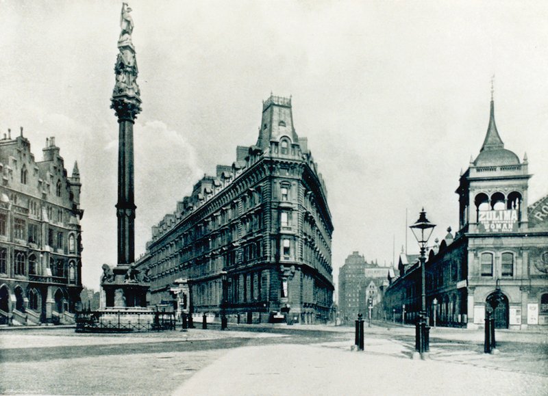 Avec la colonne de Westminster, Queen Annes Mansions et l