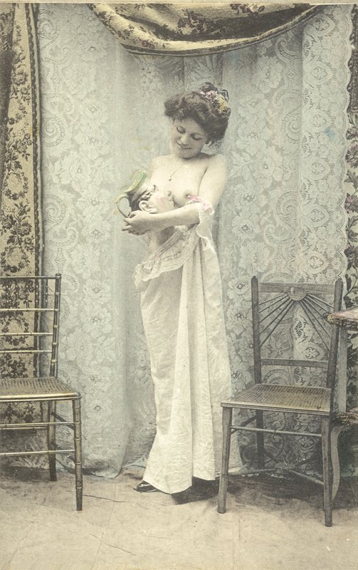 Femme tenant une cruche Toby - English Photographer