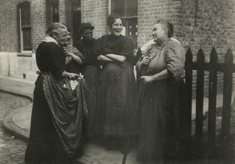 Femmes parlant dans la rue, Londres - English Photographer