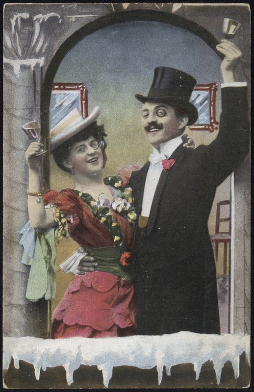 Un couple bien habillé riant - English School