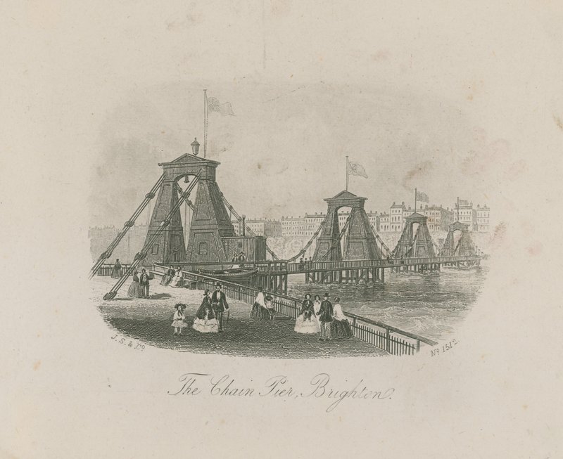 Vue générale des gens sur la jetée à chaînes - English School