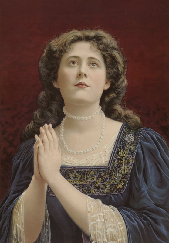 Fille en robe bleue, portant des perles, mains jointes - English School