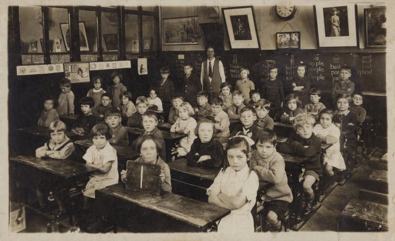 Des écoliers dans leur salle de classe (photo n/b) - English School