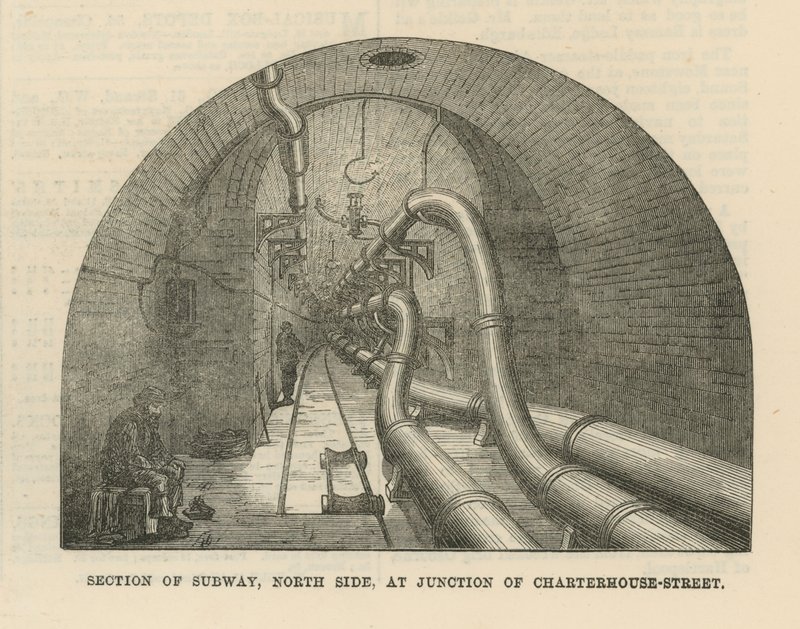 Section de métro, côté nord, à la jonction de Charterhouse Street - English School