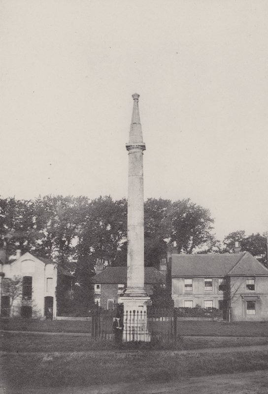 Colonne de pierre qui se trouvait autrefois aux Sept Cadrans - English School