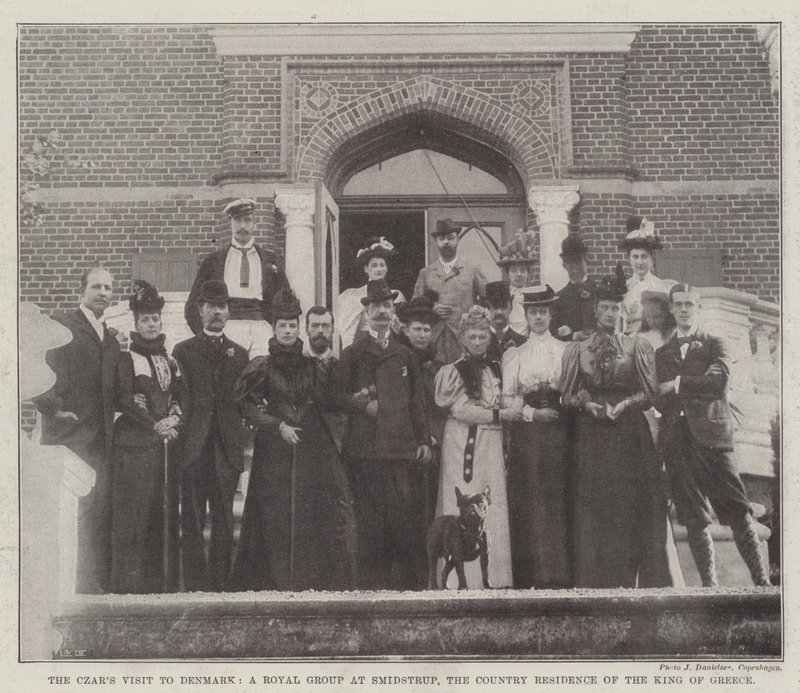 La visite du tsar au Danemark, un groupe royal à Smidstrup, la résidence de campagne du roi de Grèce (gravure) - English School