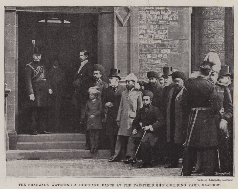 Le Shahzada regardant une danse des Highlands au chantier naval de Fairfield, Glasgow (gravure) - English School