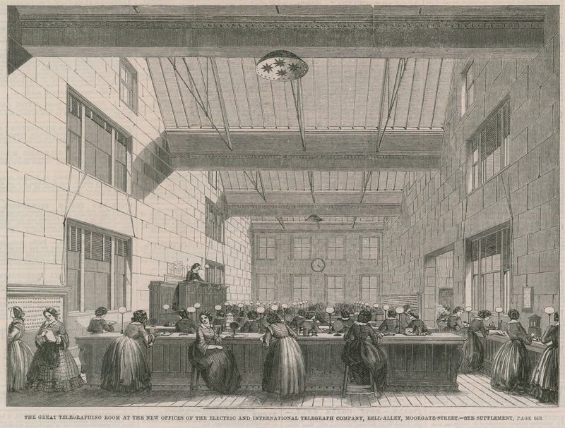 La grande salle de télégraphie dans les nouveaux bureaux de la Compagnie Télégraphique Électrique et Internationale - English School