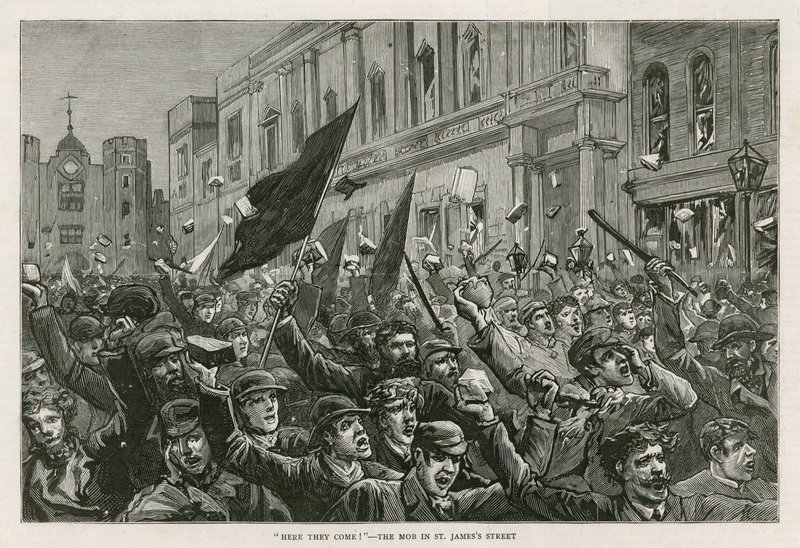 Les émeutes dans le West End de Londres, 8 février 1886 : Les voilà ! - La foule dans St Jamess Street, Londres - English School