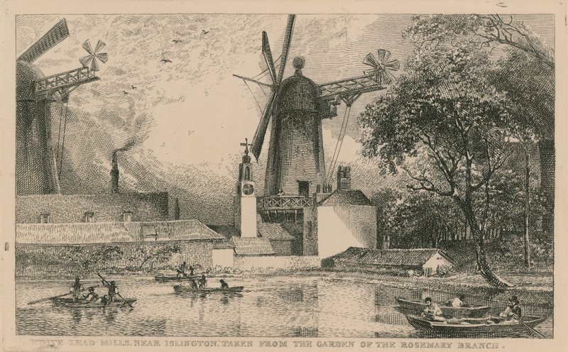 Moulins à plomb blanc près d