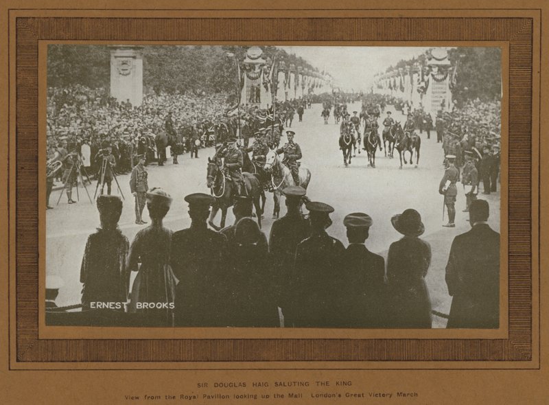 Célébrations de la victoire à Londres en 1919, Sir Douglas Haig saluant le roi (photo n/b) - Ernest Brooks
