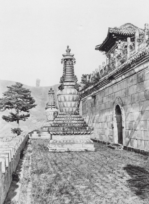 Jehol, Pu lo sze, Chihli, Terrasse dans le monastère lamaïque Pu lo sze - Ernst Boerschmann
