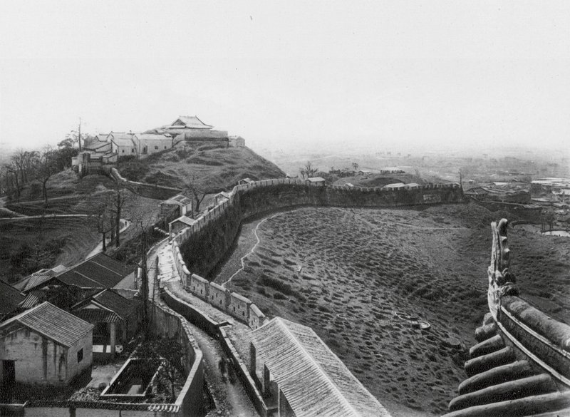 Kuangchou, Kuanyin shan, Kuangtung, Vue de la tour nord du mur nord de la ville et de la colline Kuanyin - Ernst Boerschmann