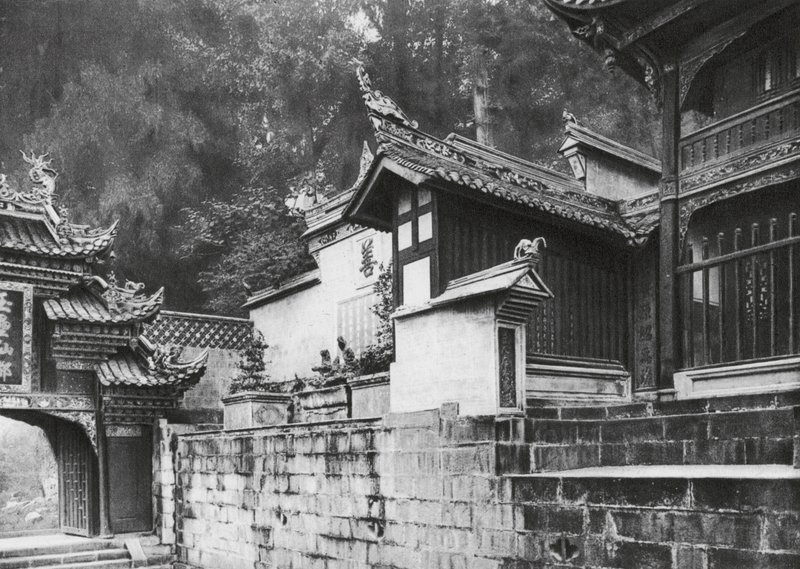 Kuanhien, Ori Lang miao, Szechuan, Première cour avant du temple Ori Lang - Ernst Boerschmann