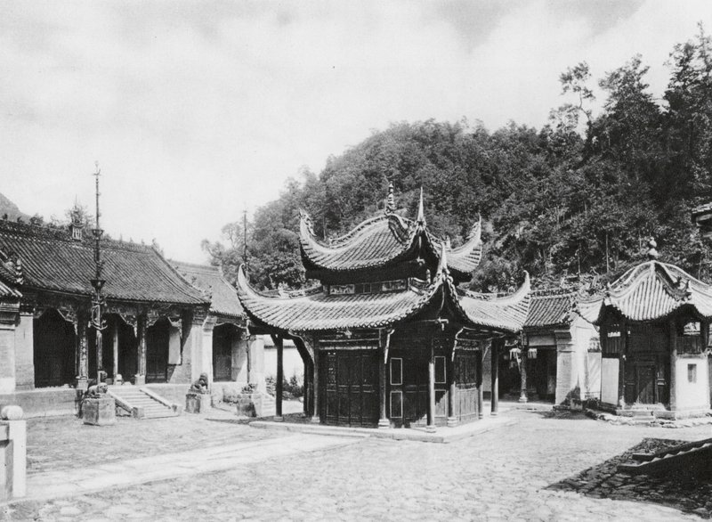 Miao tai tze, Shensi, Cour principale du monastère - Ernst Boerschmann