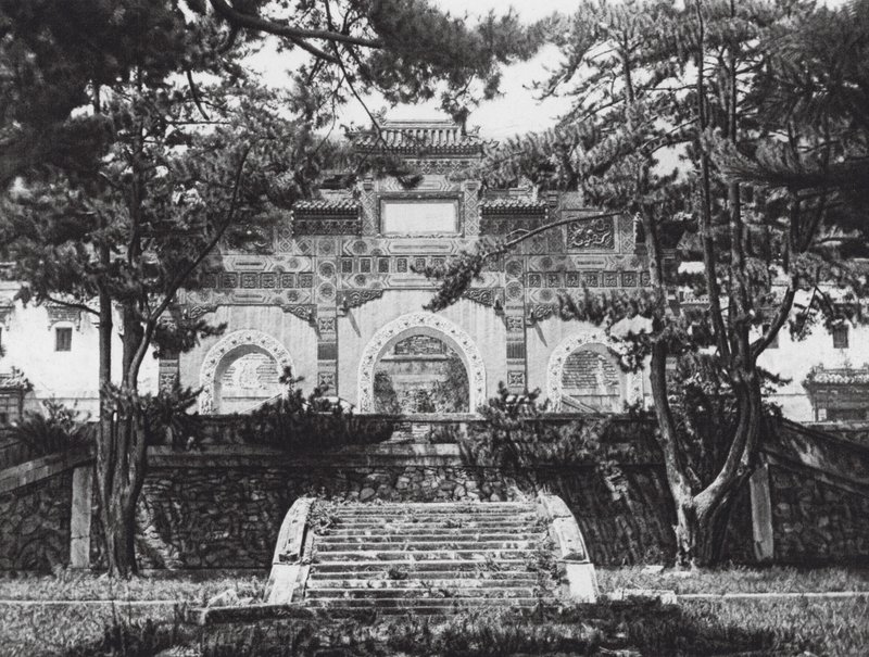 Pékin, Si shan, Tsing i yuan, Chihli, Porte émaillée colorée dans les collines occidentales près de Pékin - Ernst Boerschmann