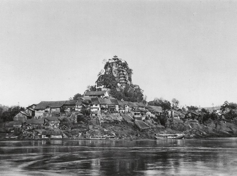 Shih pao chai, Wan yin shan, Szechuan, Village et Rocher Sacré sur les rives du Yangtsé - Ernst Boerschmann