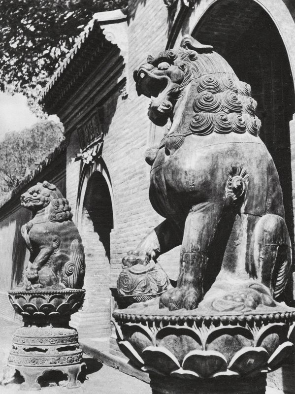 Taiyuanfu, Ta pei sze, Shansi, Lions en bronze à l