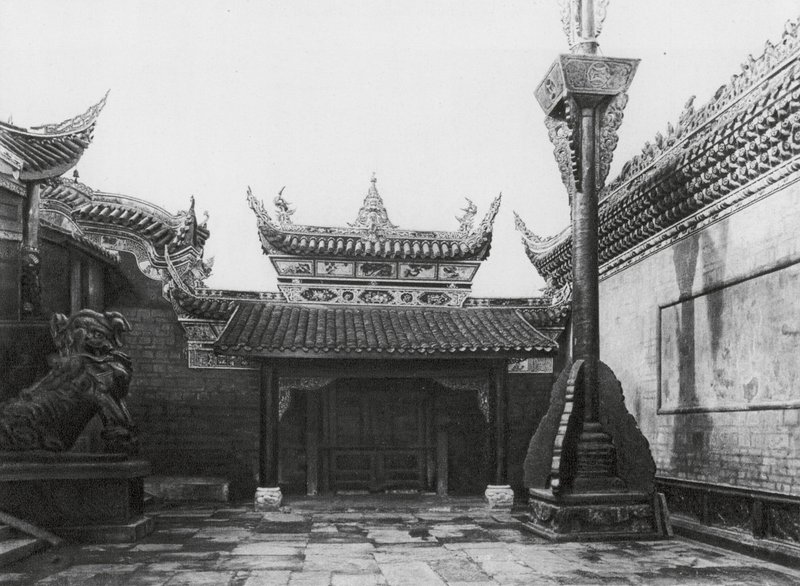 Tzeliutsing, Shansi hui kuan, Szechuan, Cour intérieure avec entrée latérale et mât de drapeau dans le club Shansi - Ernst Boerschmann