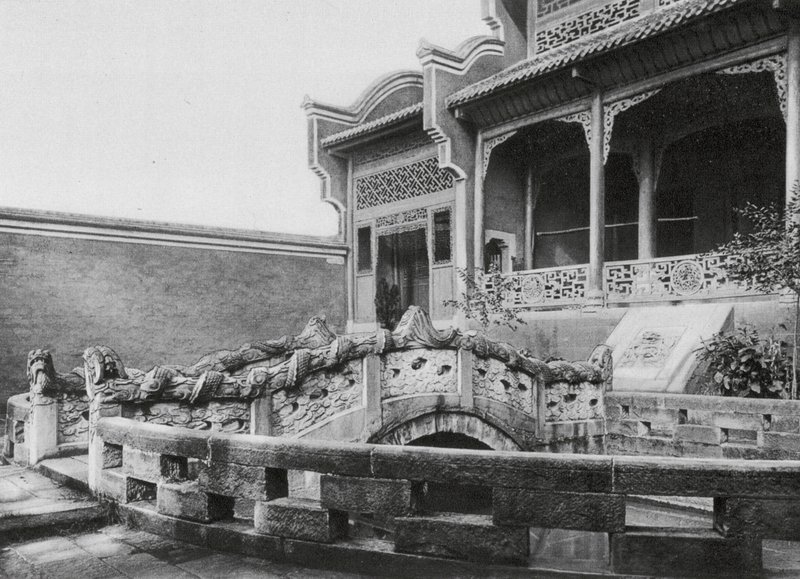 Wanhien, Wen miao, Szechuan, Avant-cour avec étang et pont dragon dans le Temple de Confucius à Wanhien - Ernst Boerschmann