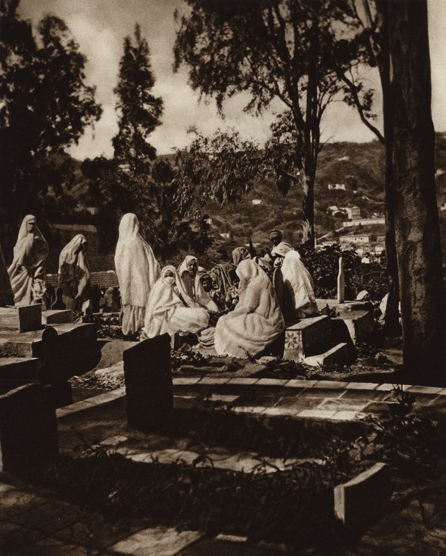 Alger, Femmes Arabes dans un cimetière - European Photographer
