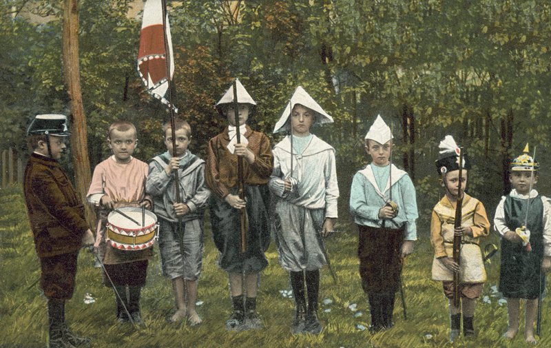 Groupe de garçons jouant aux soldats - European Photographer
