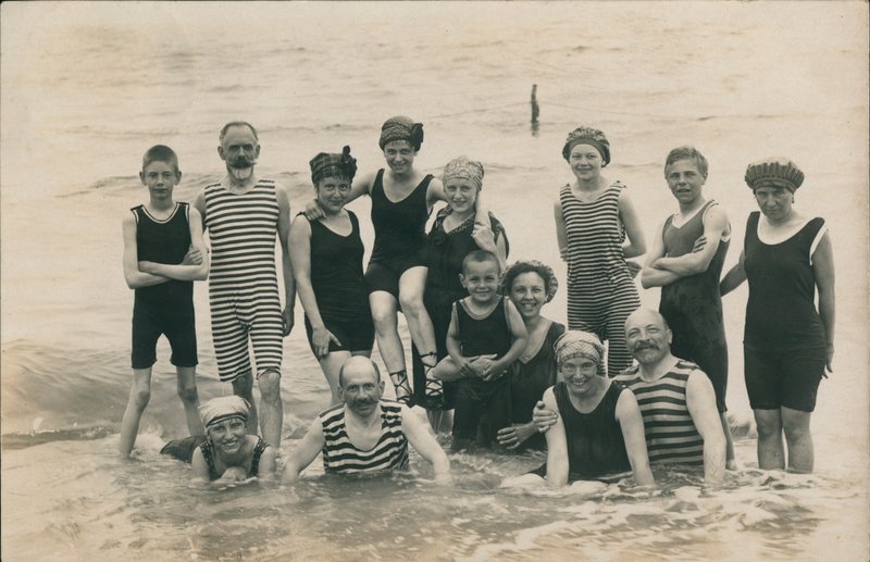 Groupe de personnes au bord de la mer (photo n/b) - European Photographer
