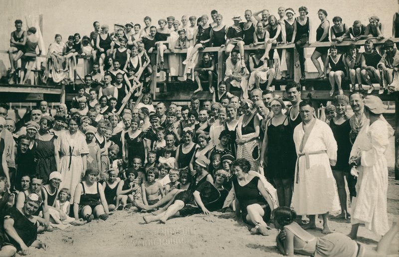 Grand groupe de personnes au bord de la mer (photo n/b) - European Photographer
