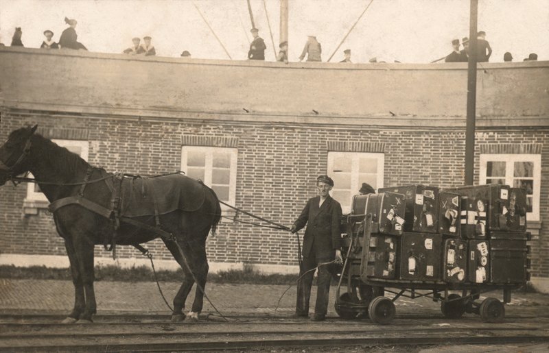 Porteur avec un chariot à bagages tiré par des chevaux aux docks - European Photographer
