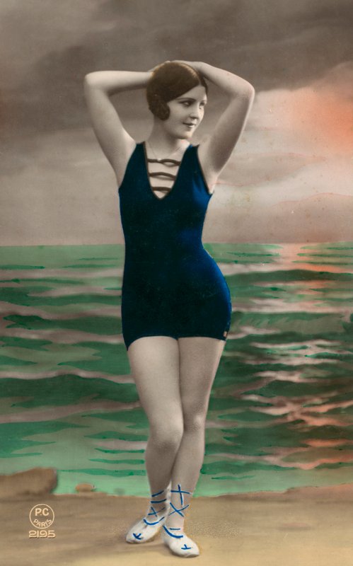 Jeune femme en maillot de bain - European Photographer