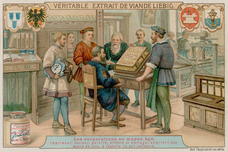 Un imprimeur, relieur, peintre, orfèvre et horloger admirent un livre de luxe sur lequel ils ont travaillé ensemble - European School