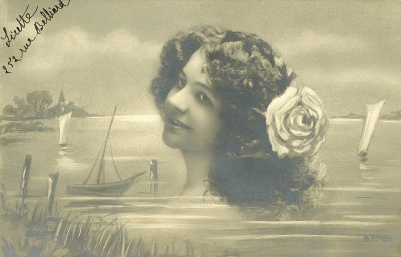Fille avec une rose dans les cheveux (photo n/b) - European School