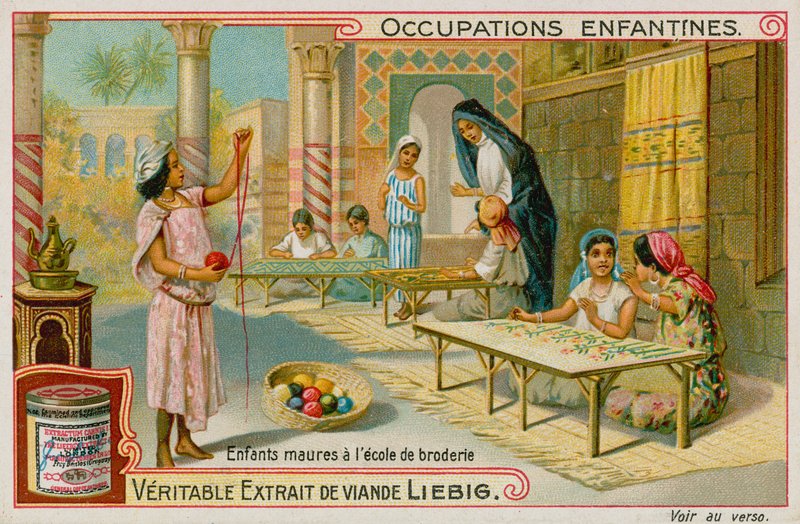 Enfants maures travaillant dans une école de broderie - European School