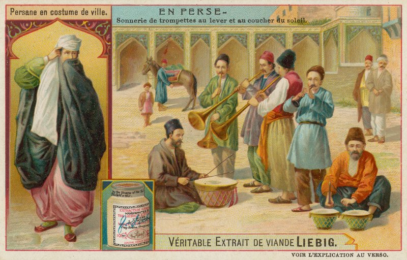 Homme persan en vêtements de ville et une bande de trompettistes et de batteurs - European School