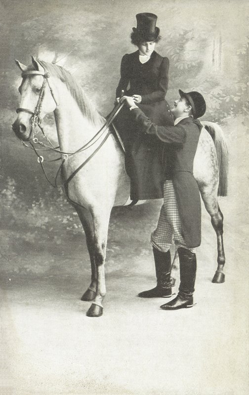 Femme et homme en tenue d