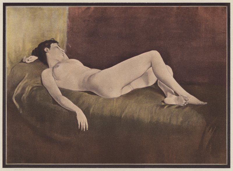 Femme allongée sur un lit - European School