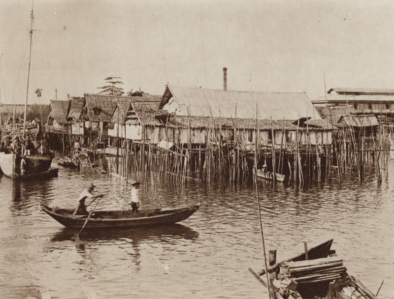 Maisons de pêcheurs construites sur pilotis au-dessus de l