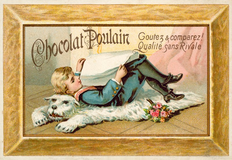 Enfant allongé sur une peau d