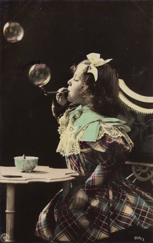 Une petite fille soufflant des bulles avec une pipe - French Photographer