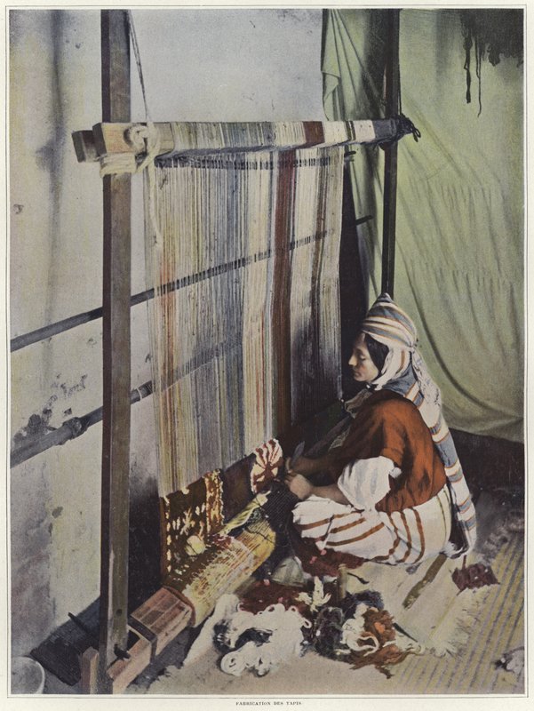 Une femme tissant une tapisserie sur un métier en Tunisie - French Photographer