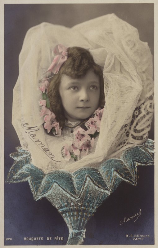 Jeune fille en voile présentée comme un bouquet de fleurs - French Photographer
