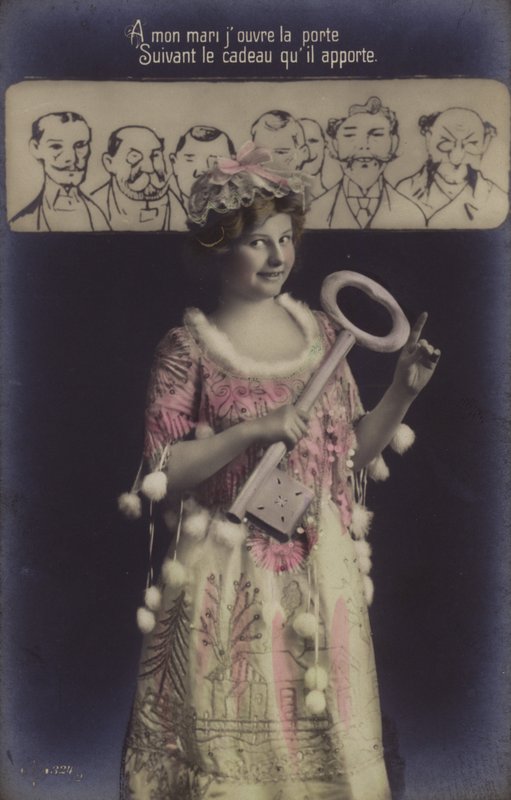 Jeune femme tenant une grande clé et pointant plusieurs hommes parmi lesquels elle choisira un mari - French Photographer