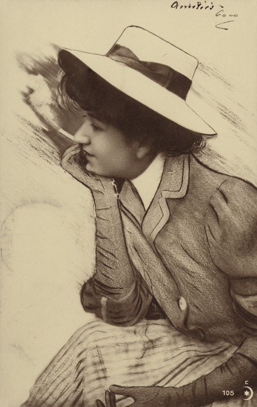 Jeune femme portant un chapeau et fumant - French Photographer