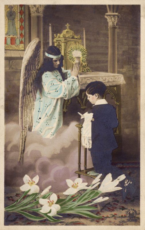 Garçon prenant sa première communion, assisté par un ange gardien (photo colorée) - French Photographer