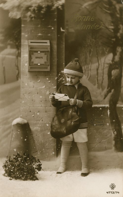 Enfant sur le point de poster une lettre - French Photographer